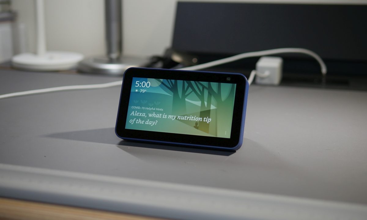 Amazon Echo Show 5 (2nd Gen 2021) on table.