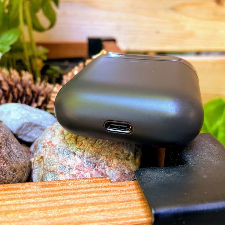 Bowers & Wilkins PI5 true wireless earbuds charging case.
