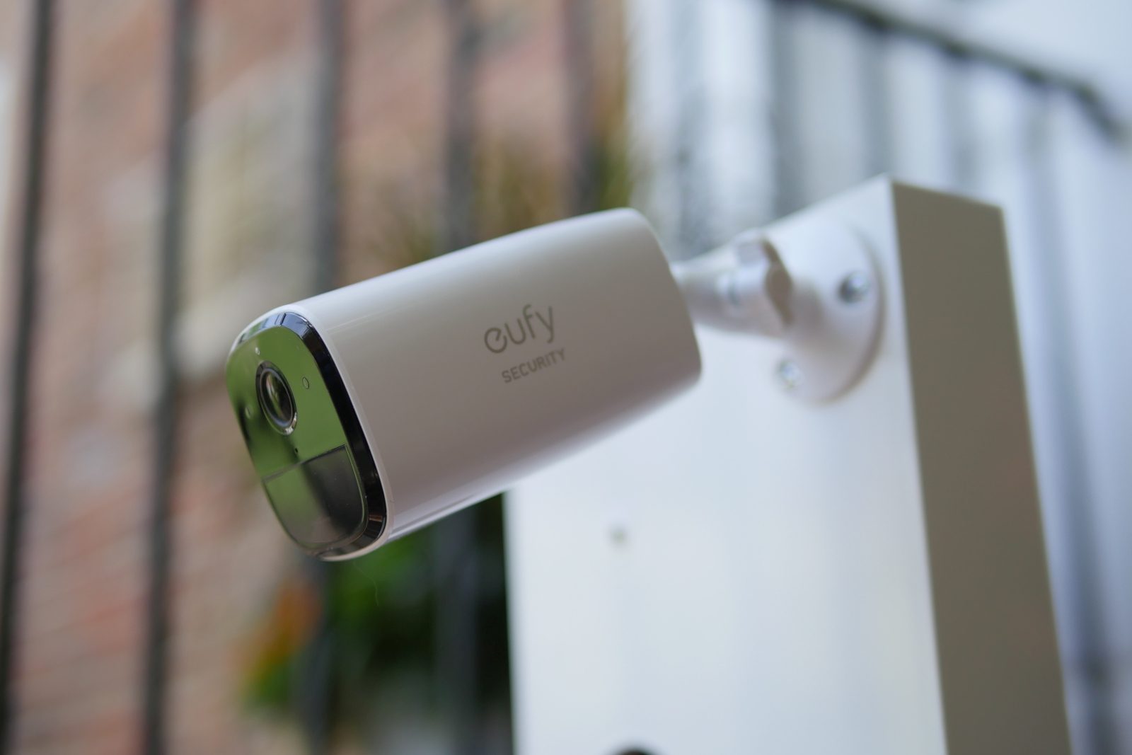 Eufy SoloCam E40 on screw mount outside