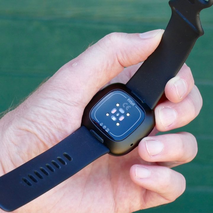 Fitbit Versa 3 heart rate sensor