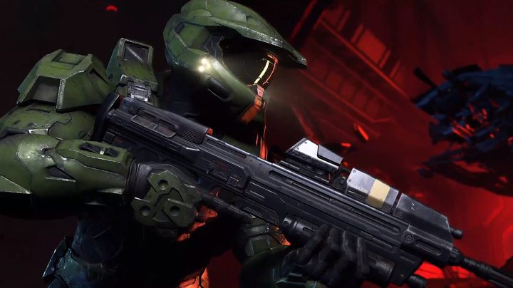 Master Chief holding an assault rifle in Halo Infinite.