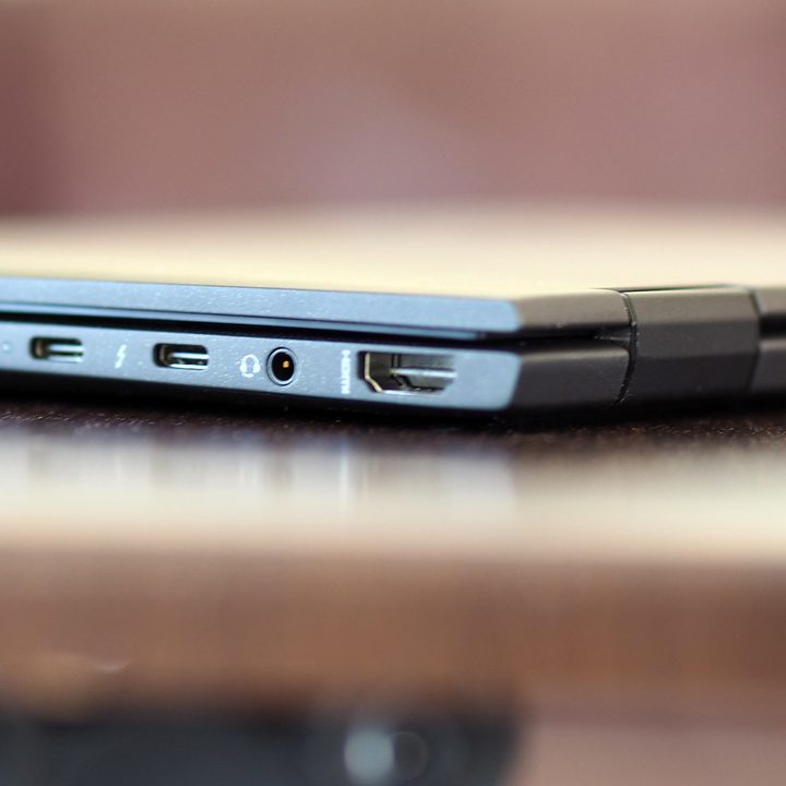 The ports of the HP Elite Dragonfly Max.