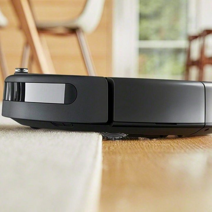 A Roomba cross from hardfloor to a rug.