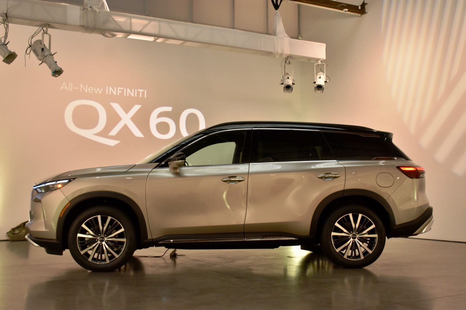 Profile view of the 2022 Infiniti QX60