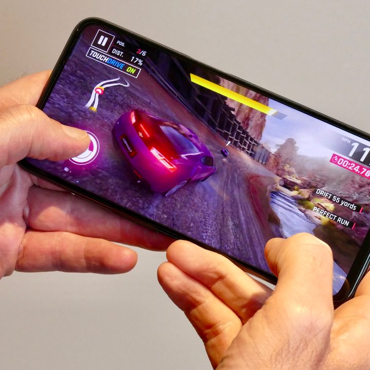 Realme 8 5G playing Asphalt 9: Legends