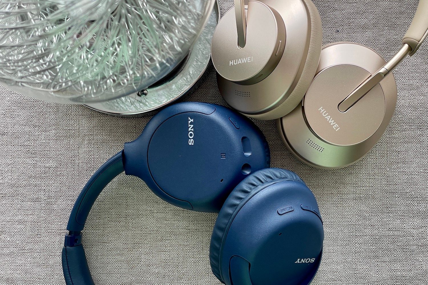 Sony WH710 and Huawei FreeBuds Studio headphones.