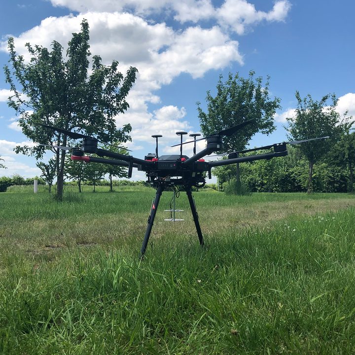 Acoustic system mounted on a drone.