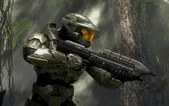 Master Chief holds a battle rifle in Halo: The Master Chief Collection.