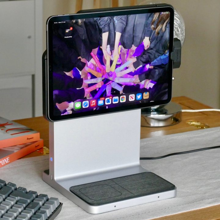 The Kensington StudioDock in landscape orientation.
