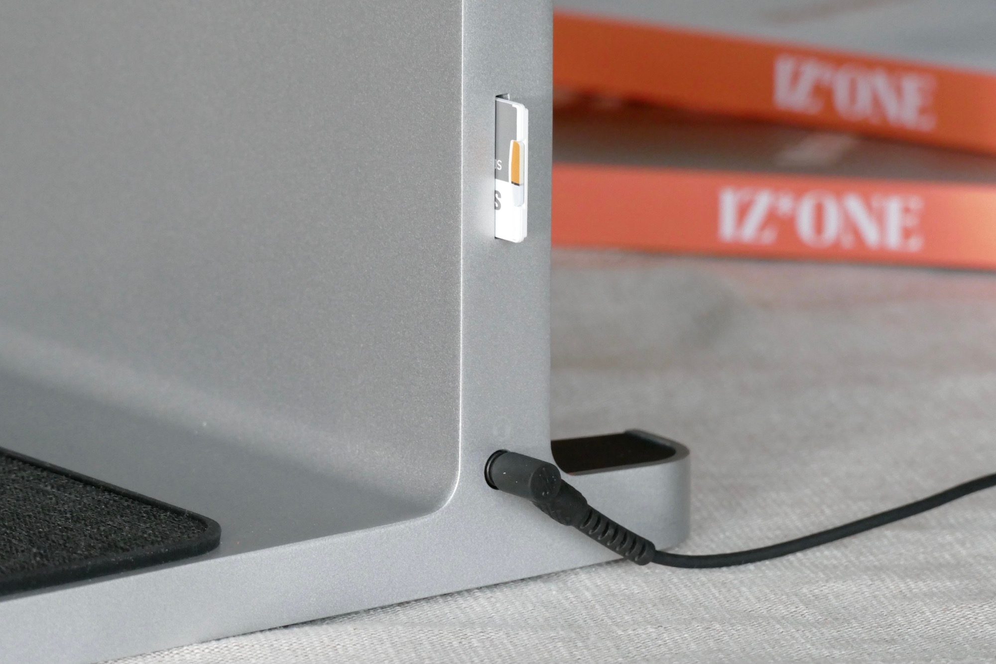 3.5mm headphone jack and SD Card slot on the Kensington StudioDock.