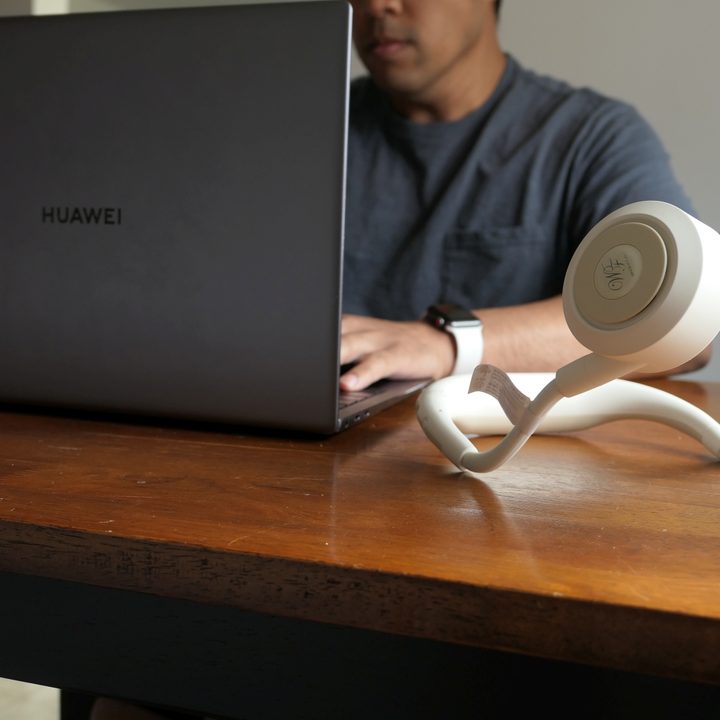 wearable fan as a desk fan