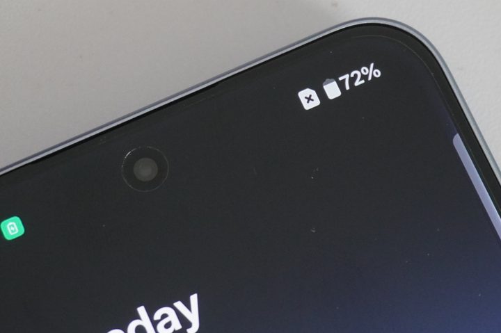The no SIM card icon and battery percent on a smartphone.