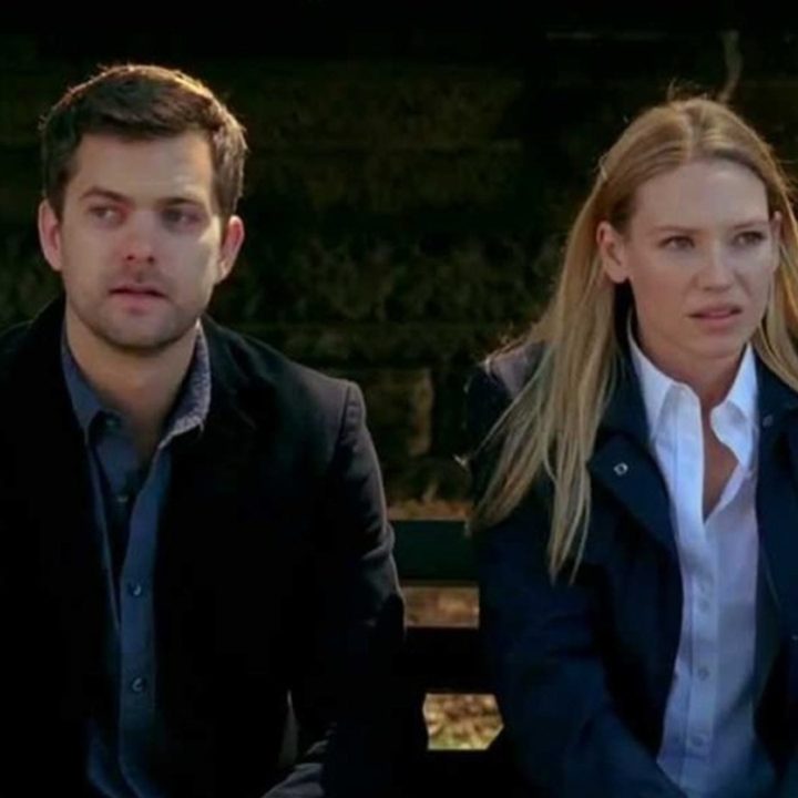 Anna Torv and Joshua Jackson sit in a bench in Fringe.