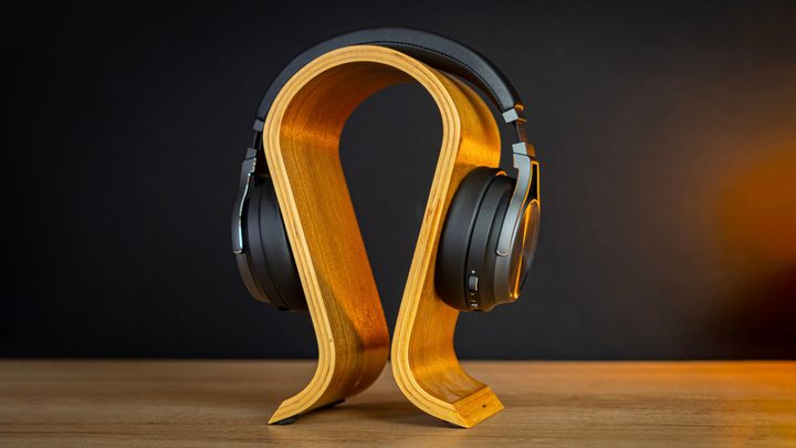 CORSAIR VIRTUOSO XT on headset stand