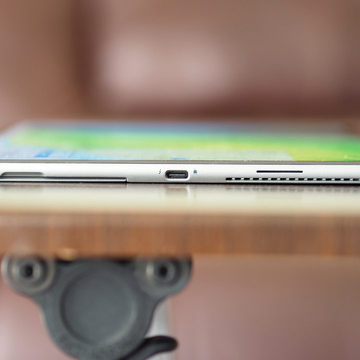 A profile images of the Dell Latitude 7320 Detachable's charging port.