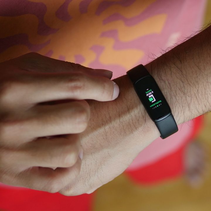 Fitbit Luxe AMOLED screen showing off a notification.