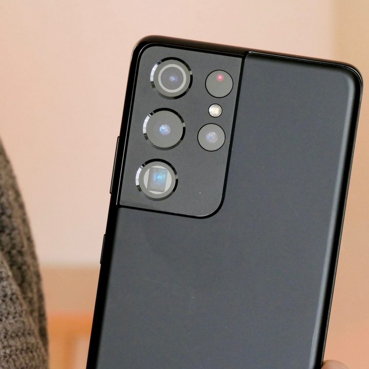 The Galaxy S21 Ultra's camera module.