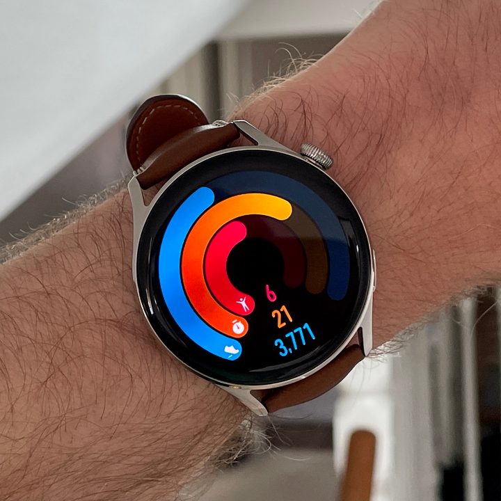 Activity tracking screen on the Huawei Watch 3