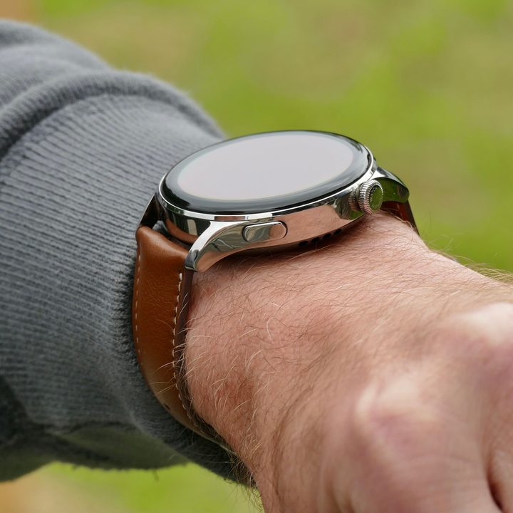 Huawei Watch 3 button and crown