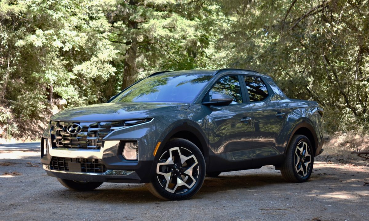 Front three quarter view of the 2022 Hyundai Santa Cruz.
