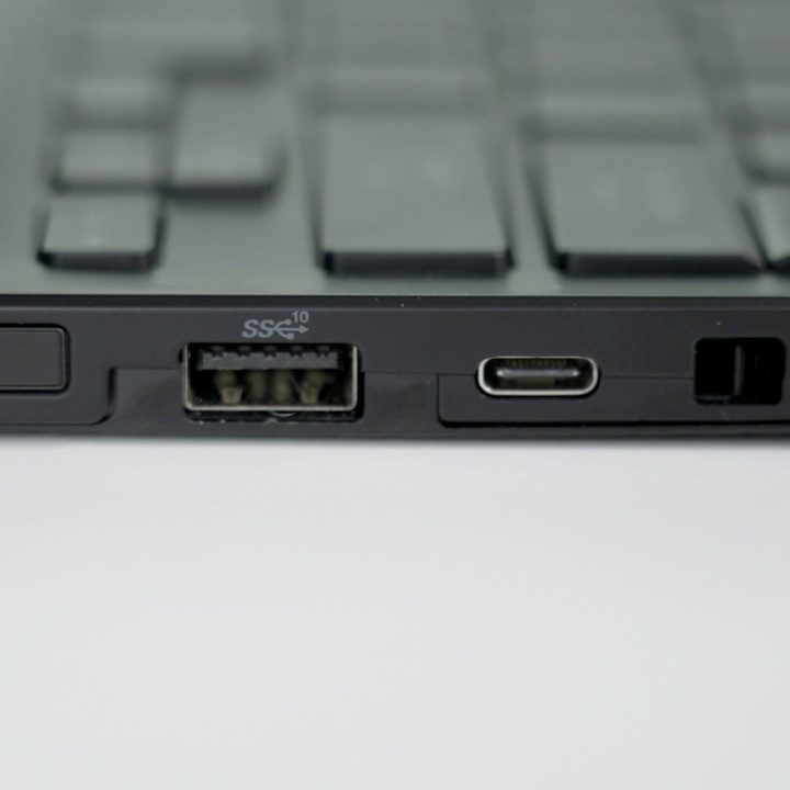 The ports of the ROG Flow X13.