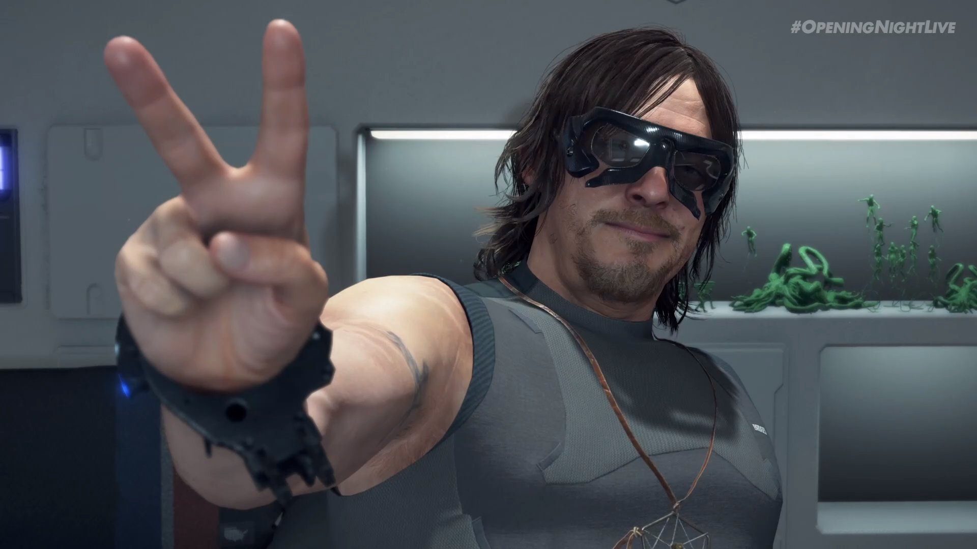 سام بريدجز يلقي تحية السلام في لعبة Death Stranding: Director's Cut.