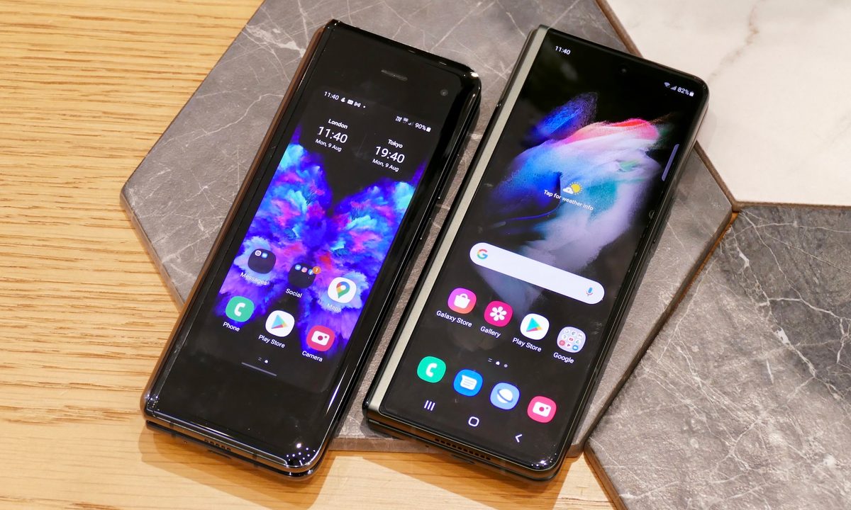 Galaxy Fold (left) and Galaxy Z Fold 3 (right) cover screens.