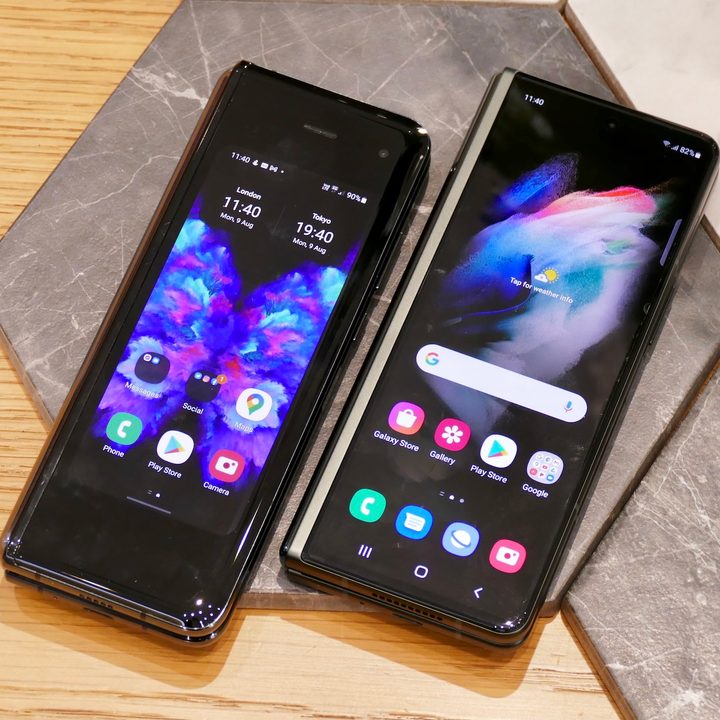 Galaxy Fold (left) and Galaxy Z Fold 3 (right) cover screens.