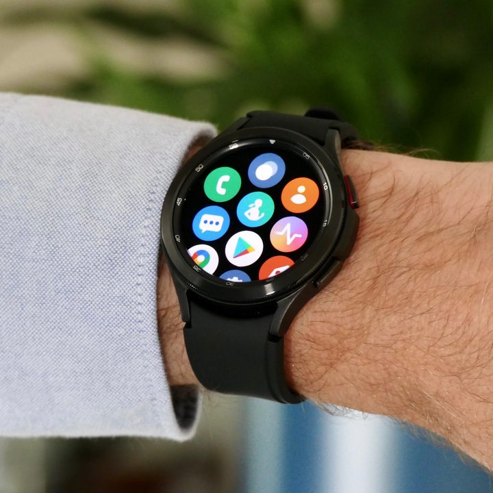 Samsung Galaxy Watch 4 Classic app page.