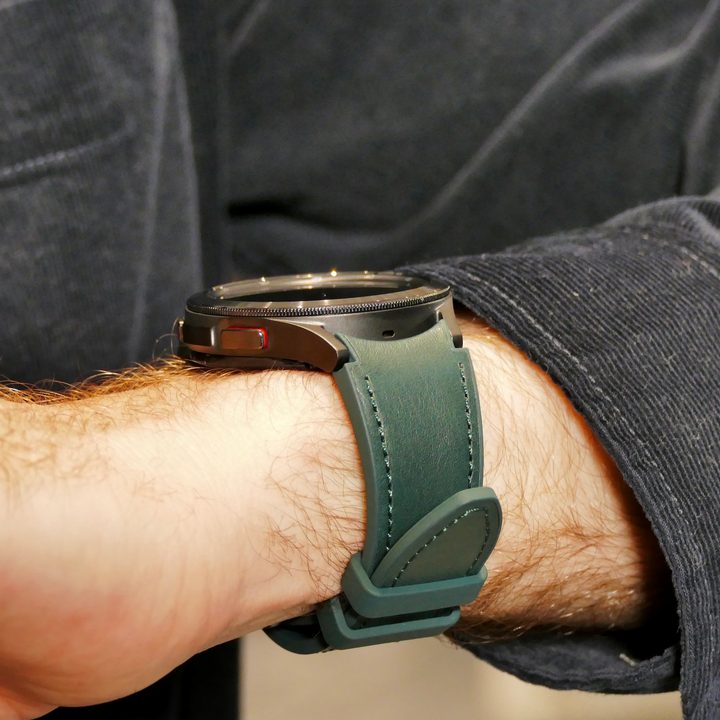 Galaxy Watch 4 Classic's Phantom Green strap color.