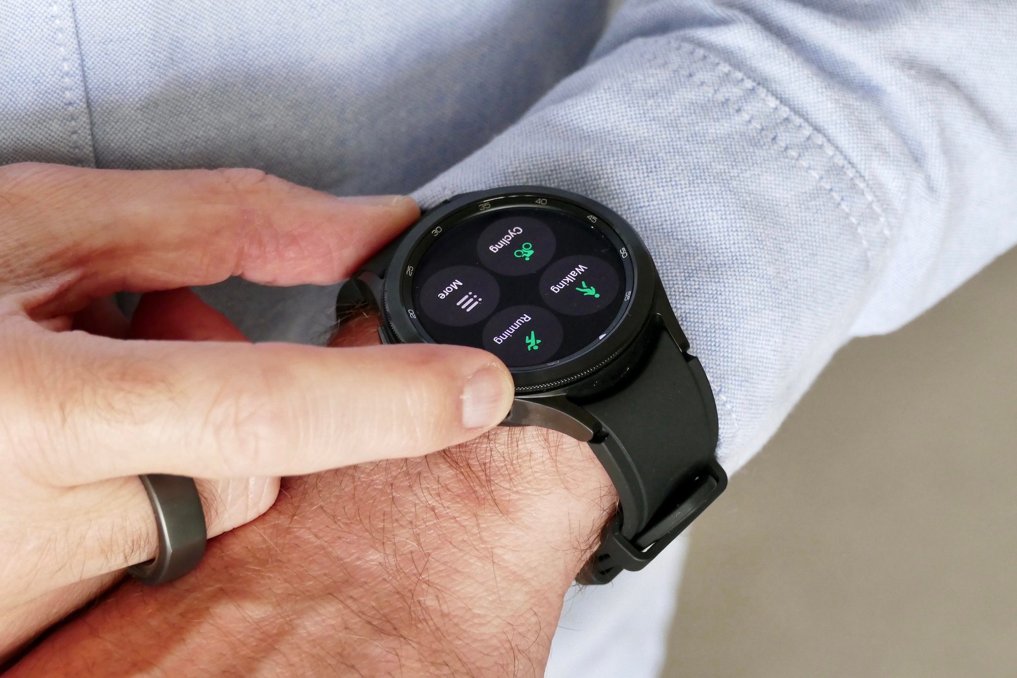 Galaxy Watch 4 Classic workout screen.