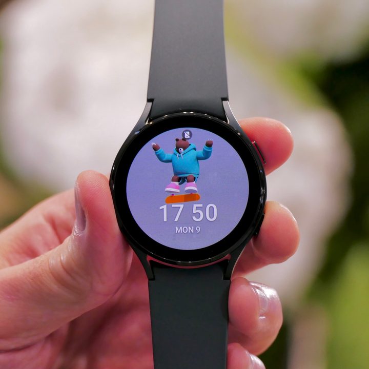 Galaxy Watch 4 screen from the front.