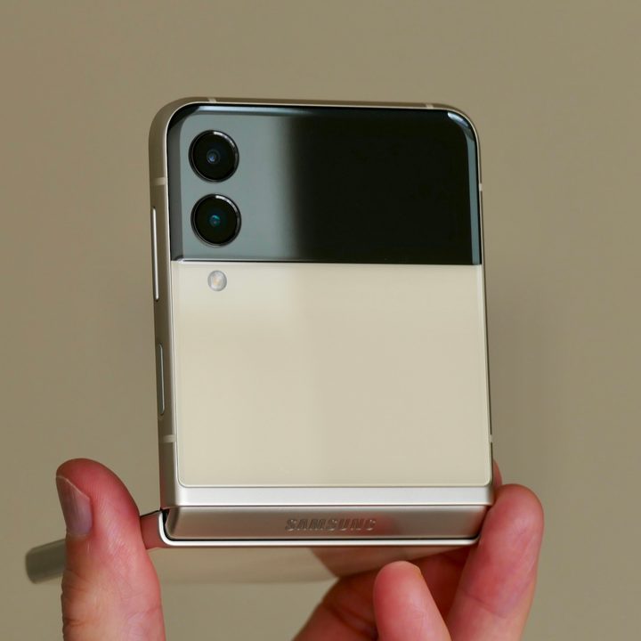 Galaxy Z Flip 3's camera module.