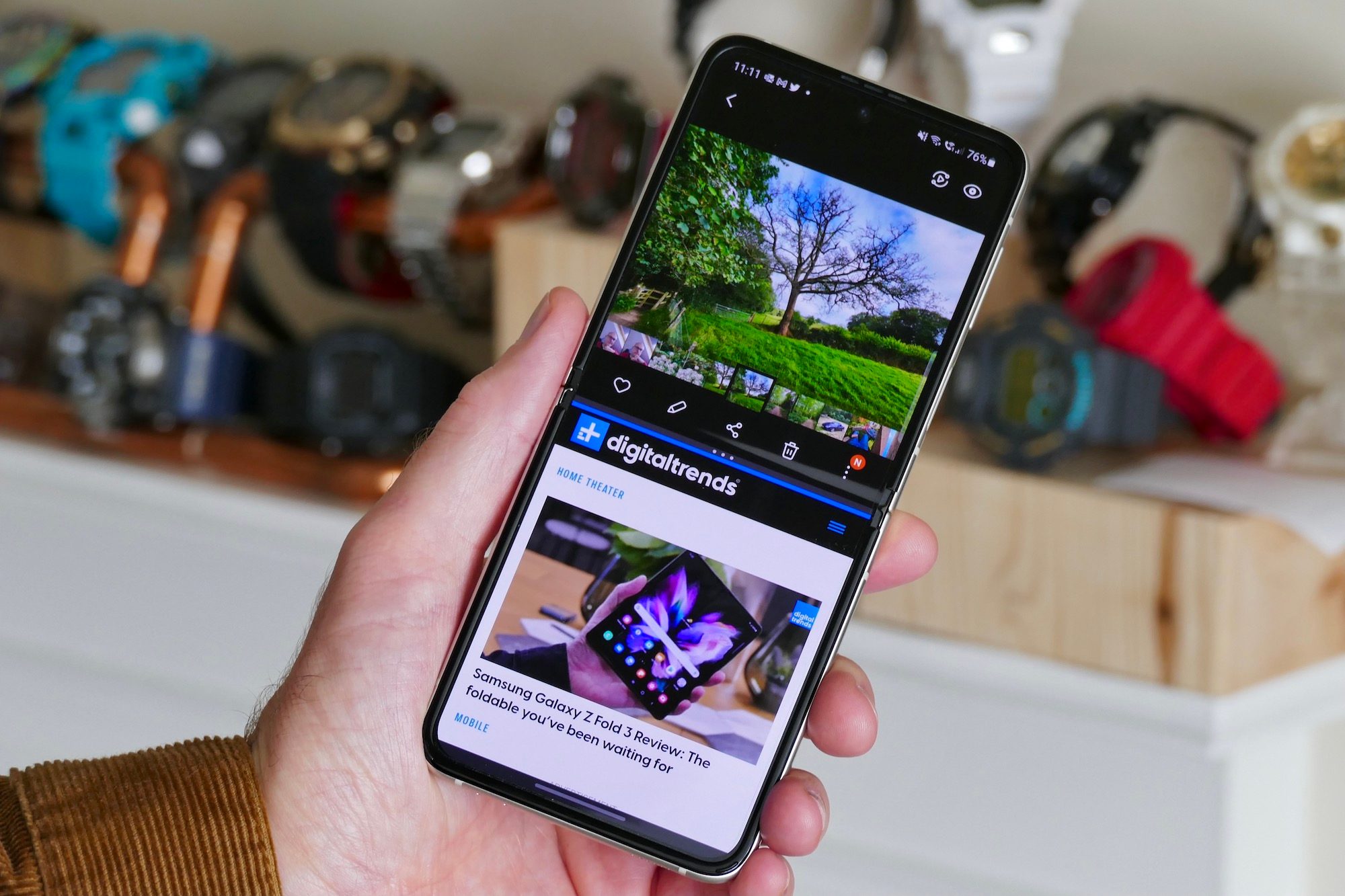 Multi tasking on the Galaxy Z Flip 3.