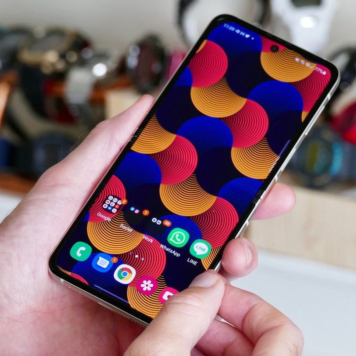 Galaxy Z Flip 3's screen being used.