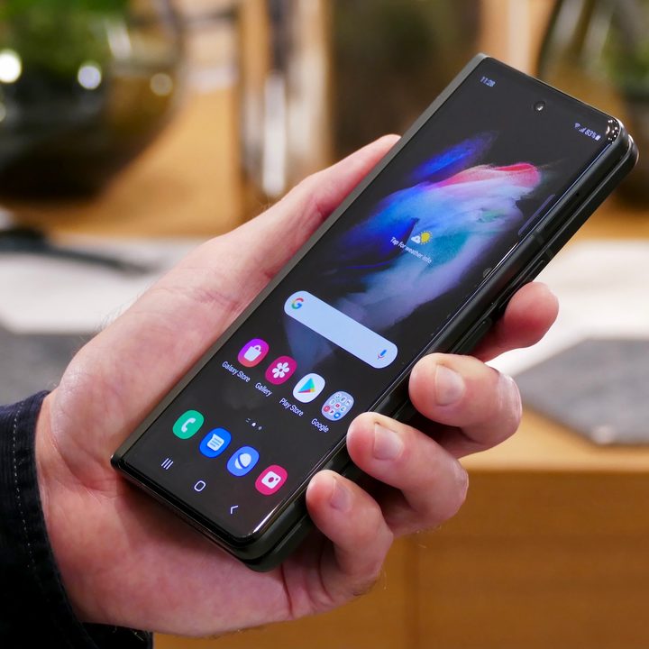 Galaxy Z Fold 3 cover screen.