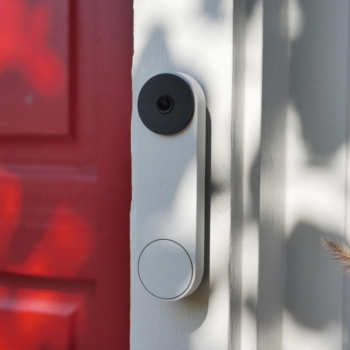 Google Nest Doorbell (battery) on outside of door.