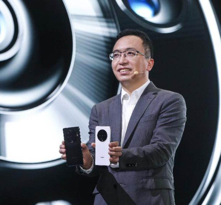 Honor CEO George Zhao holding the Honor Magic 3.