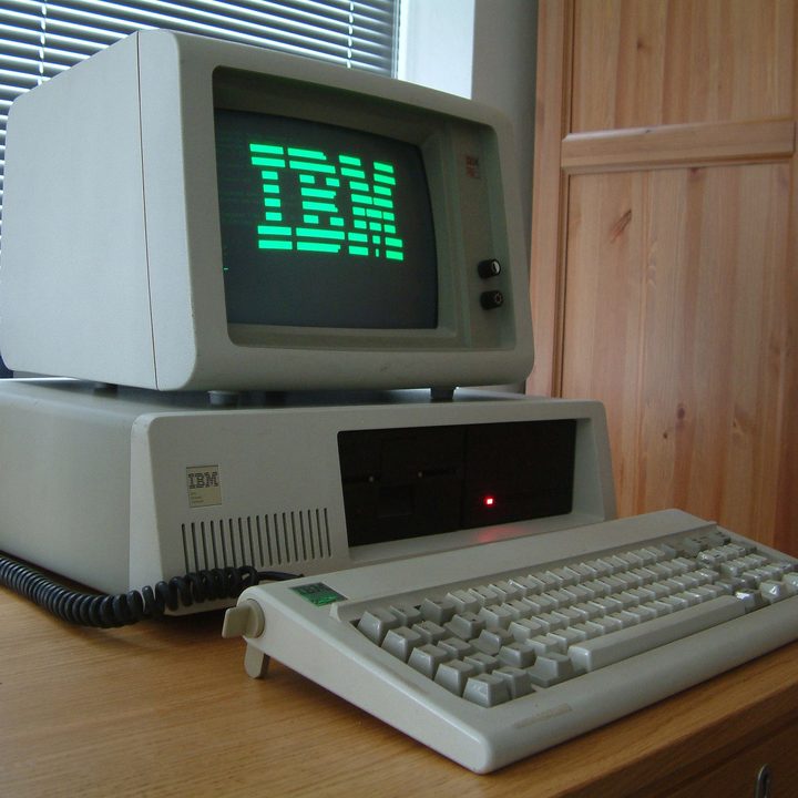 IBM PC XT with green monochrome phosphor screen and 10MB full height 5,25" hard disk drive.
