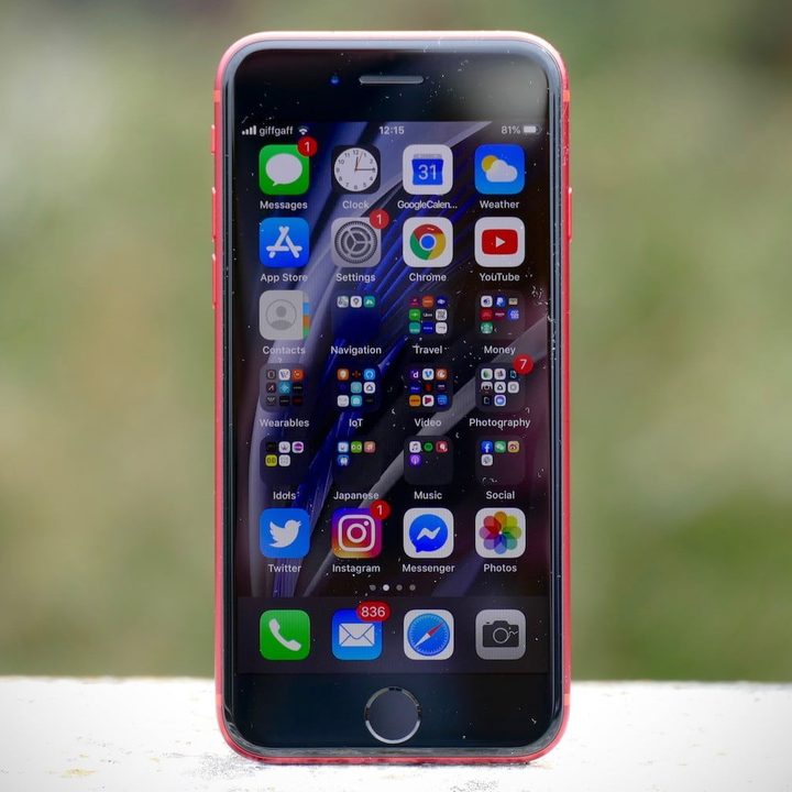 The front of the iPhone SE (2020).