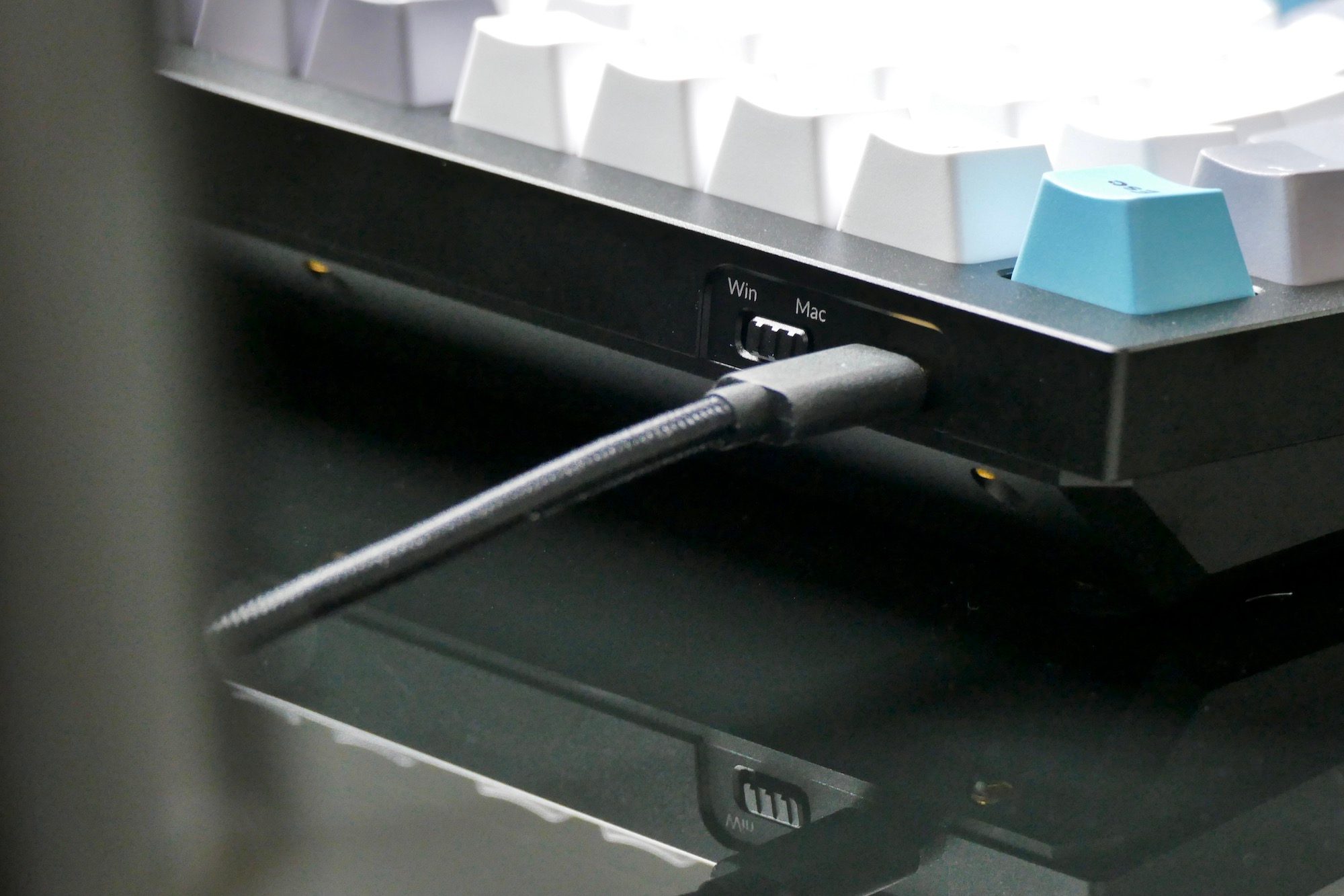 Windows and Mac switch on the Keychron Q1.