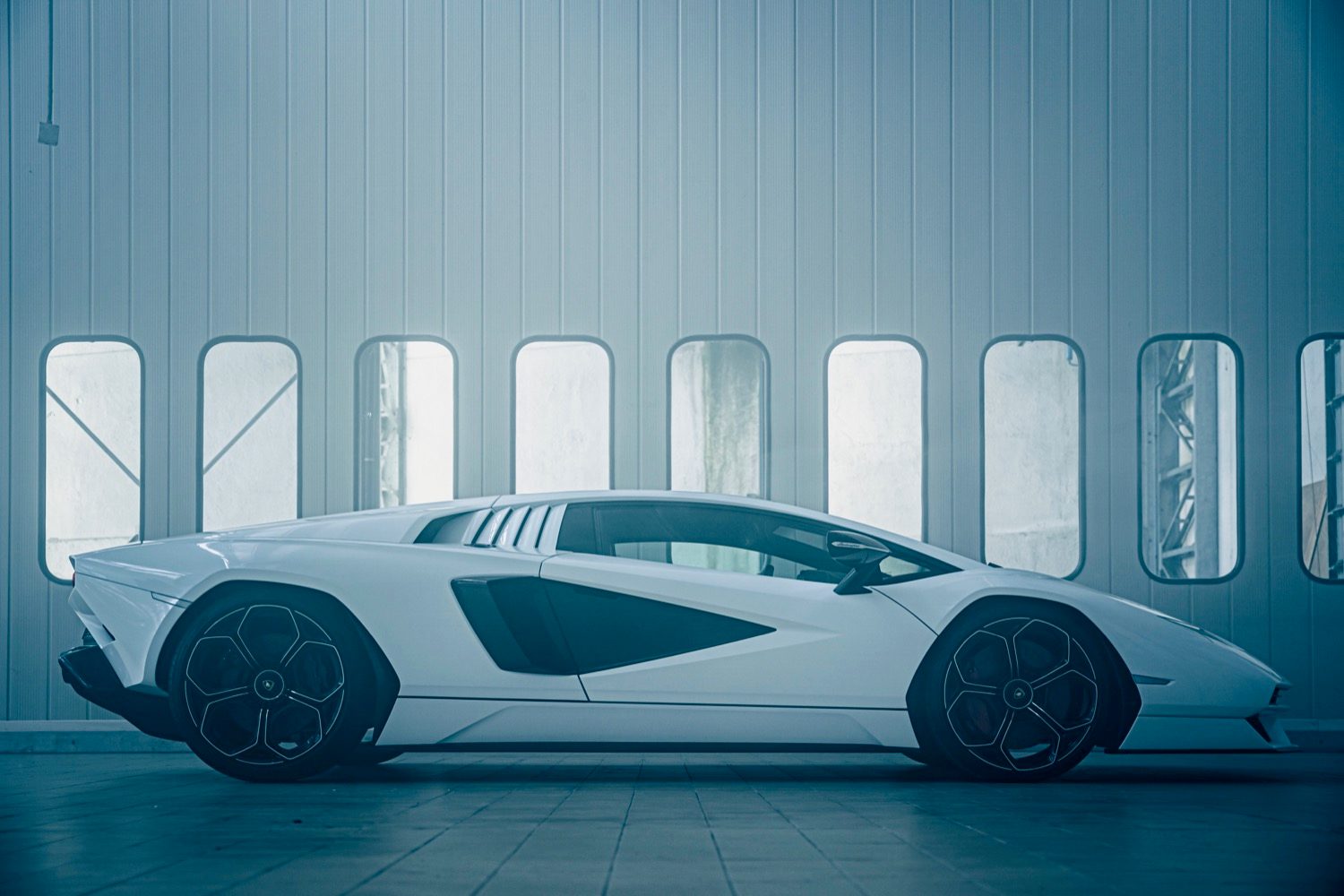 Profile view of the Lamborghini Countach LPI 800-4.