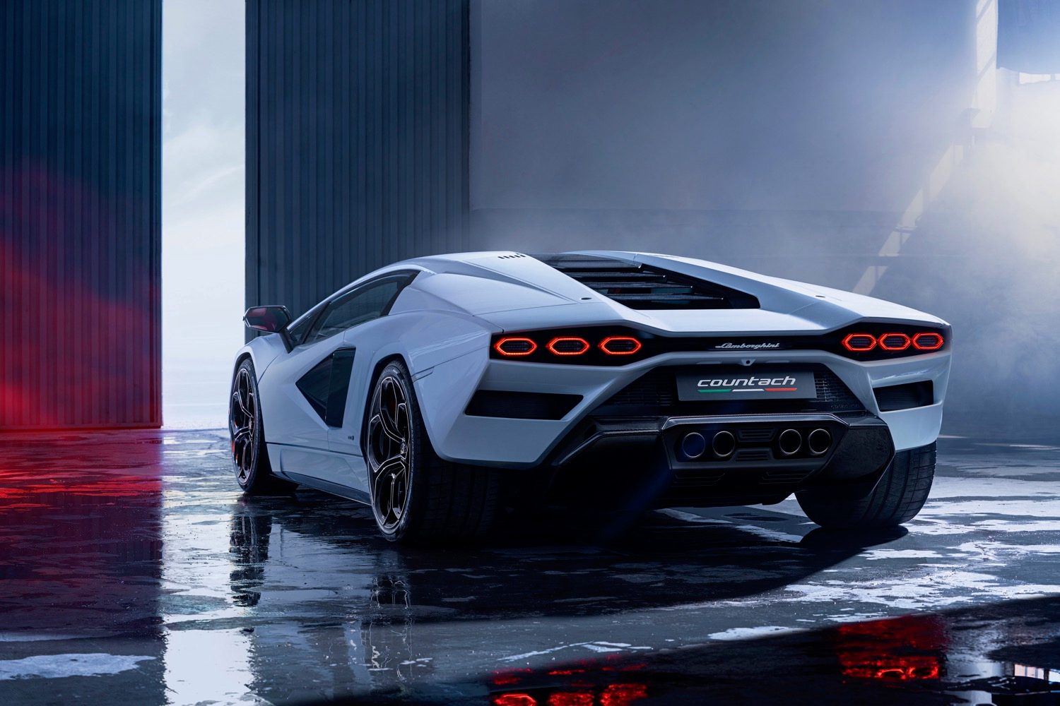 Rear three-quarter view of the Lamborghini Countach LPI 800-4.