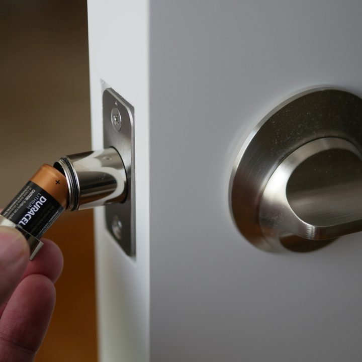 CR2 battery installation for the Level Lock (2021).