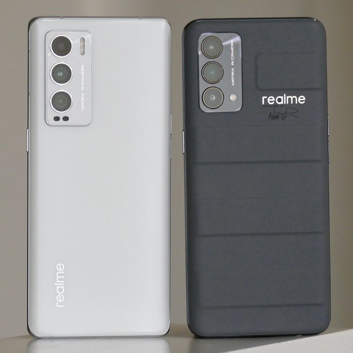 The Realme GT Explorer Master Edition (left) and GT Master Edition (right) seen from the back.