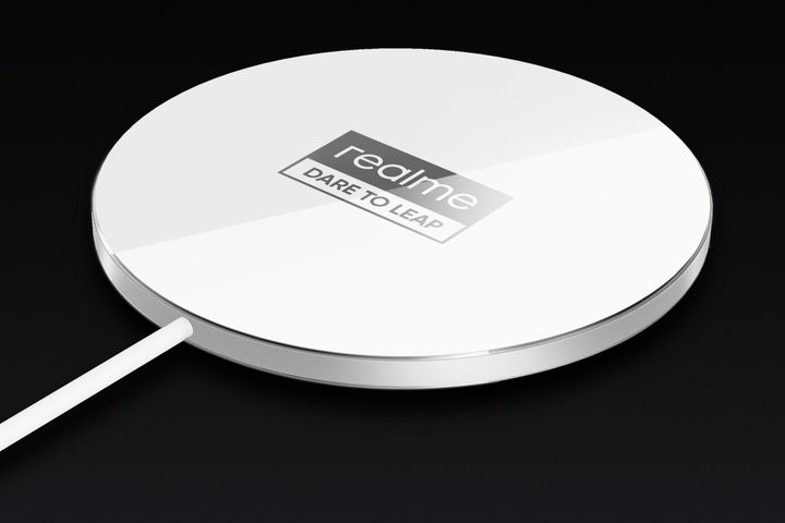 Realme MagDart charging puck.