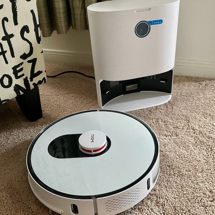 The Xiaomi Roidmi with charging base/dust collector.