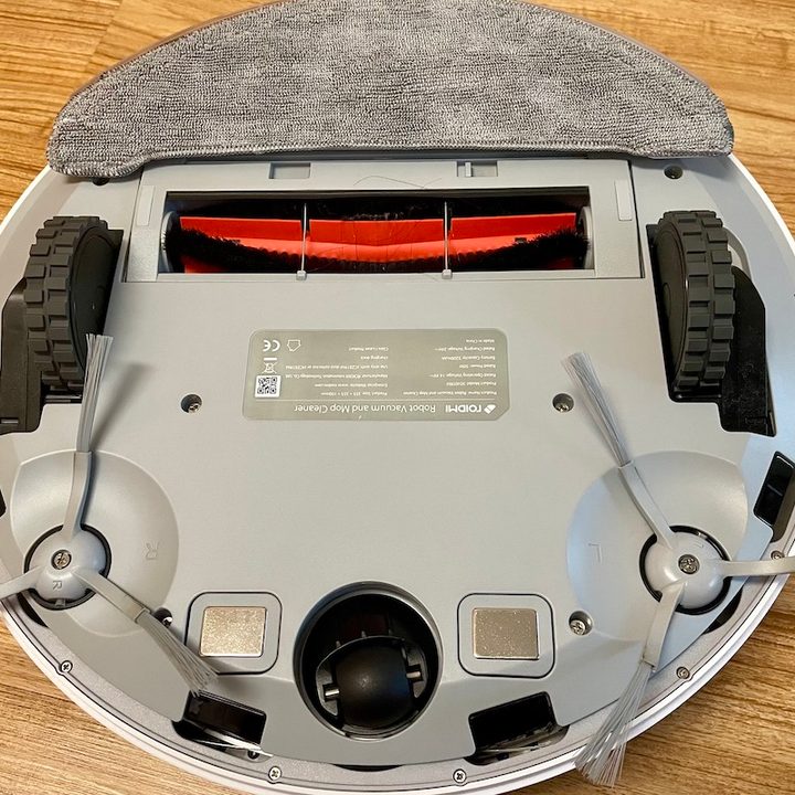 Bottom view of the Xiaomi Roidmi with mop attachment.