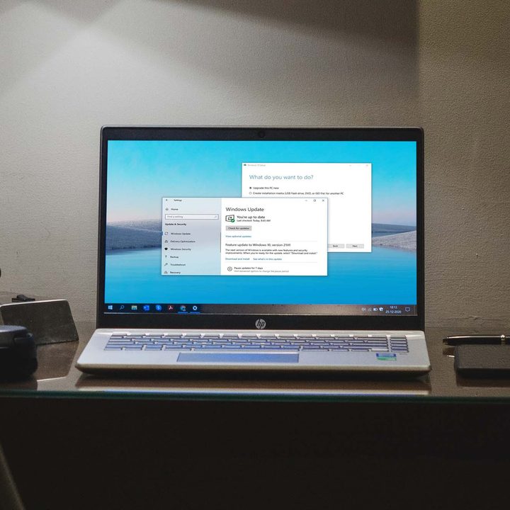 Laptop screen featuring a Windows update screen.