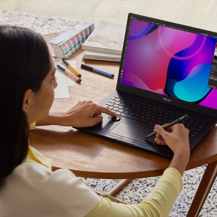 Woman using the Asus ProArt Studiobook on a desk.